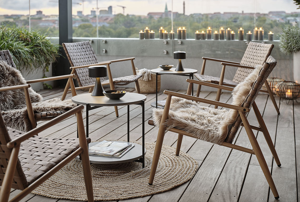 Baštenske lounge stolice i stolovi na lijepoj terasi