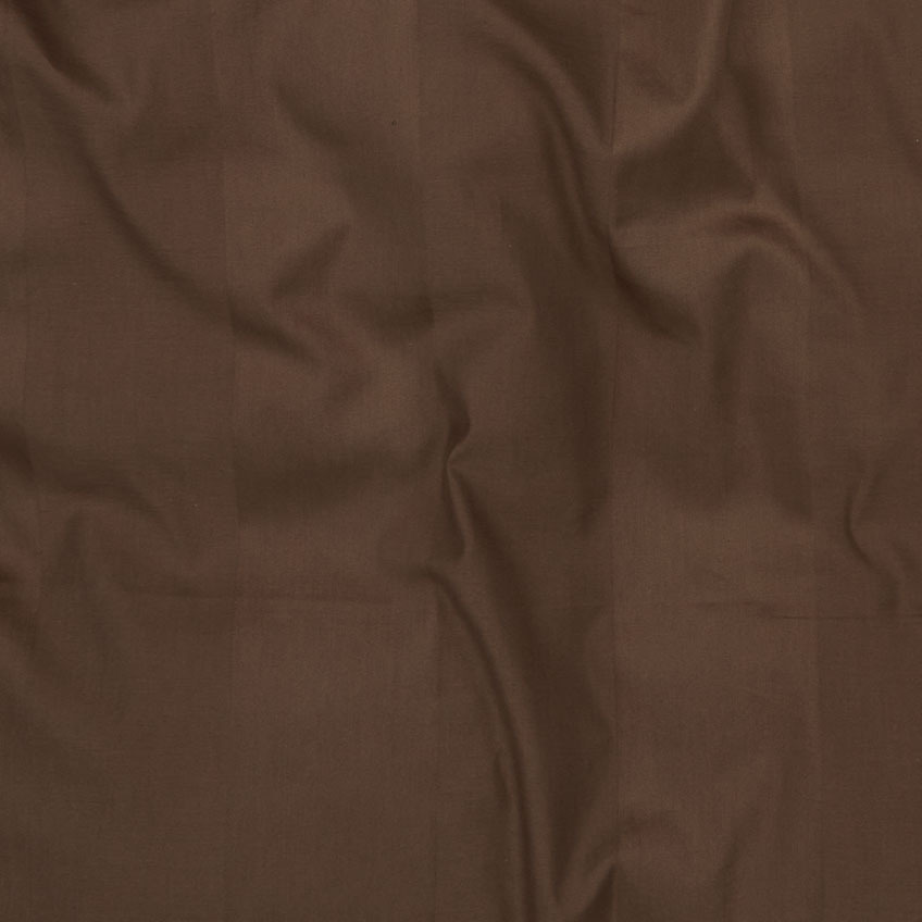 Krupni plan čokoladno smeđeg seta posteljine koja uključuje navlaku za jorgan i jastučnicu