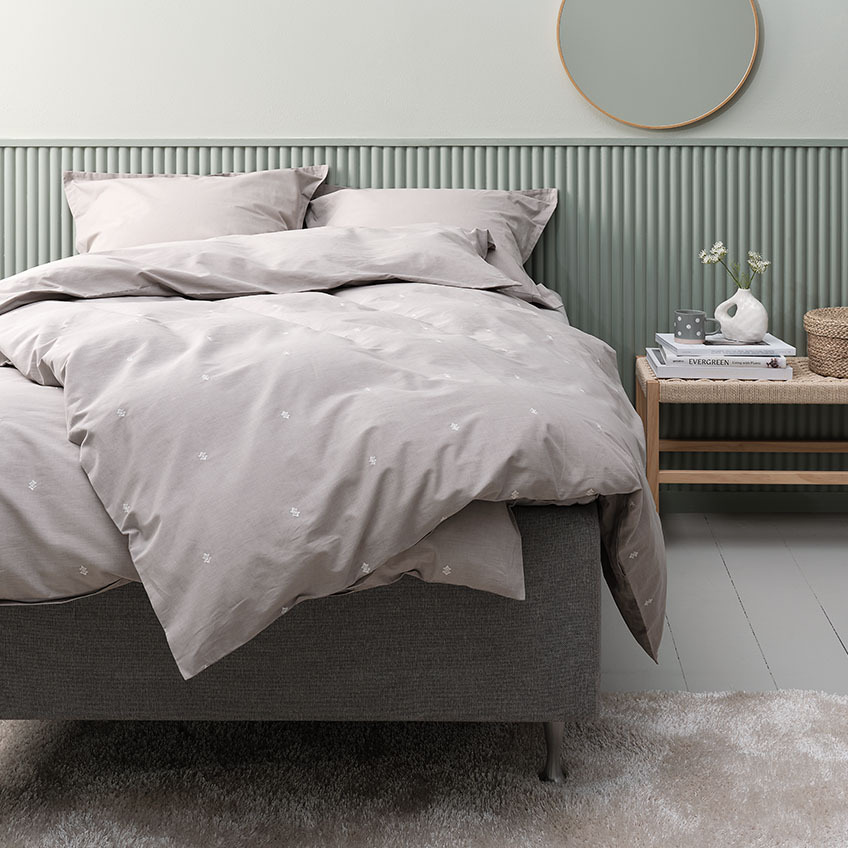 Svijetlo sivi set posteljine i jastučnica na krevetu u spavaćoj sobi