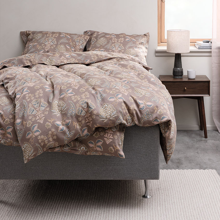 Set posteljine s paisley dizajnom na krevetu u spavaćoj sobi