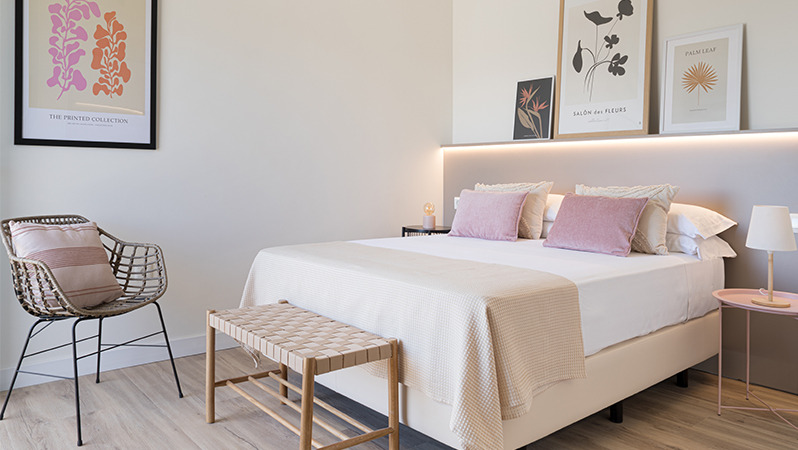 "Hotelska soba puna boja i svjetla, namještena i dekorisana JYSK namještajem  "
