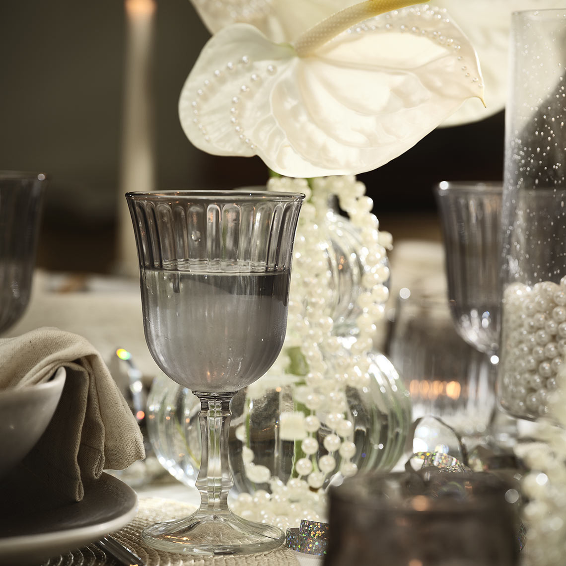 FRIDOLIN čaša za vino Čaša vina na postavljenom stolu