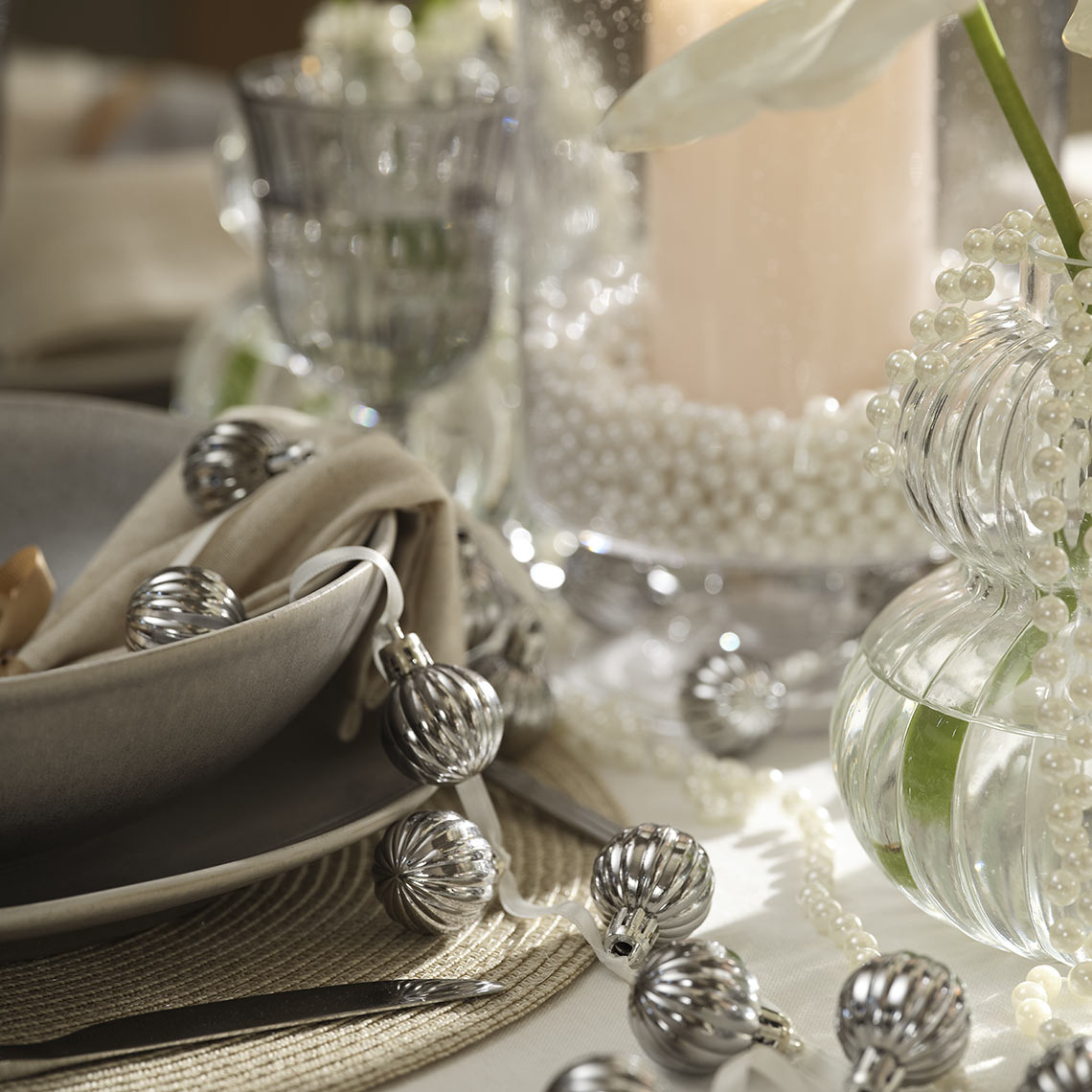 Božićne kuglice HELIOTROP Božićne kuglice na konopcu na stolu za večeru