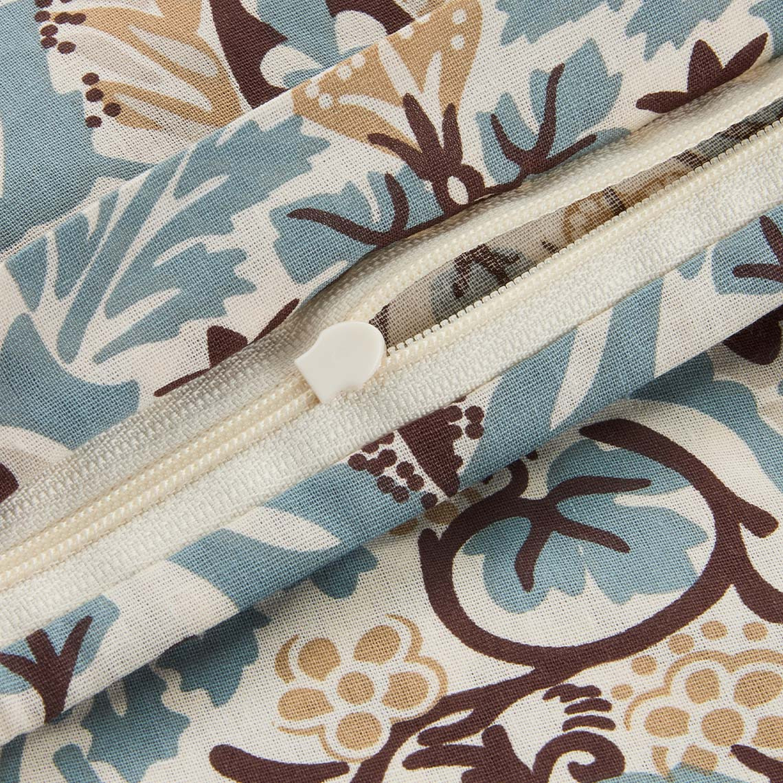 Posteljina u art deco stilu u pastelnim plavim i smeđim tonovima