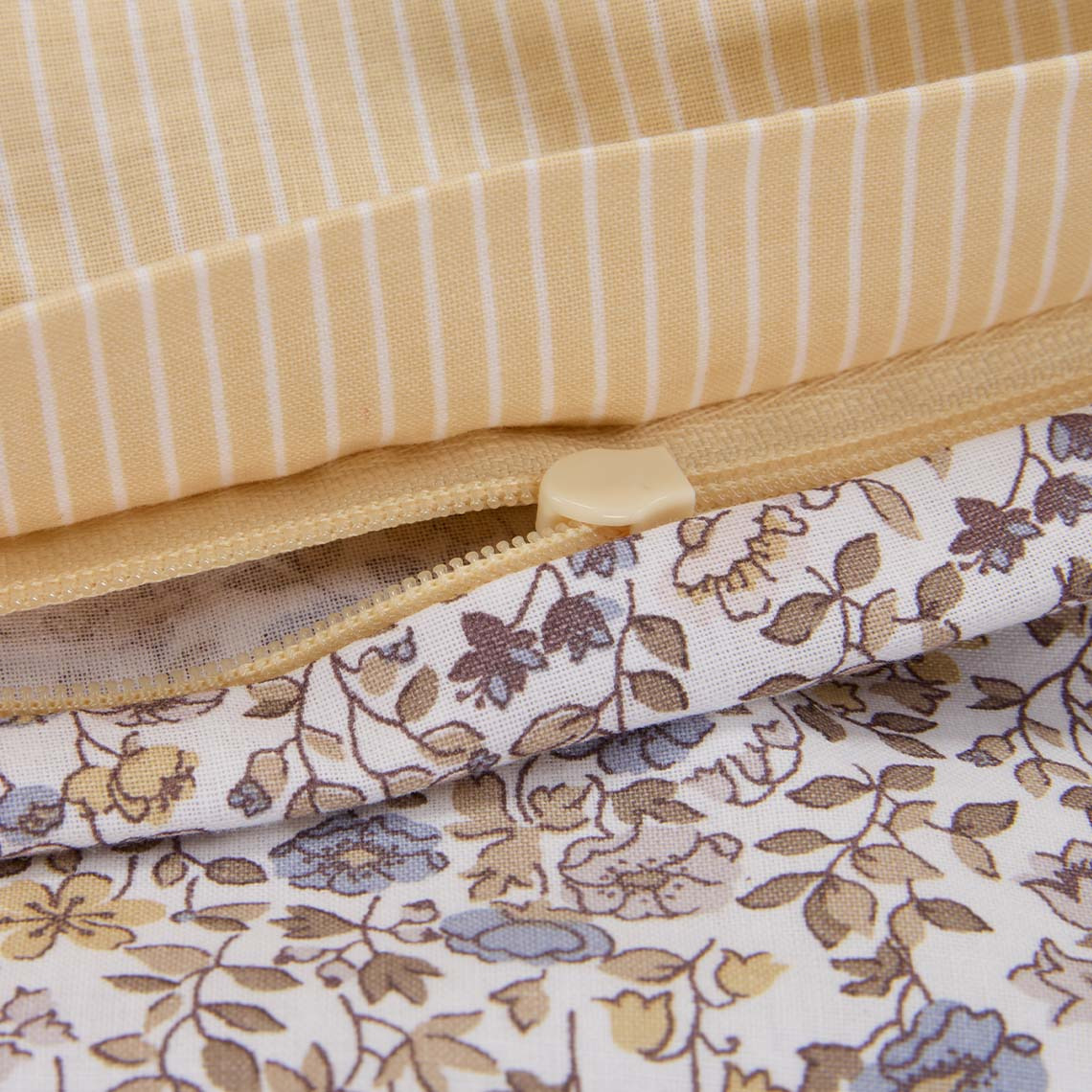 Pamučna posteljina s malim pastelnim cvjetovima u nijansama ljubičaste i žute