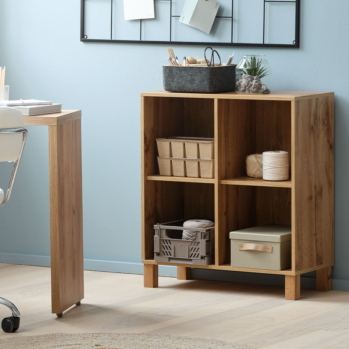 SKALS zidni modul sa 4 odjeljka Modularni zidni element za odlaganje s četiri odjeljka, stoji na podu s odgovarajućim nogama