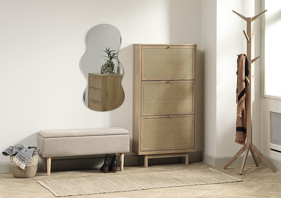 Hodnik sa klupom za hodnik i ormarićem za cipele