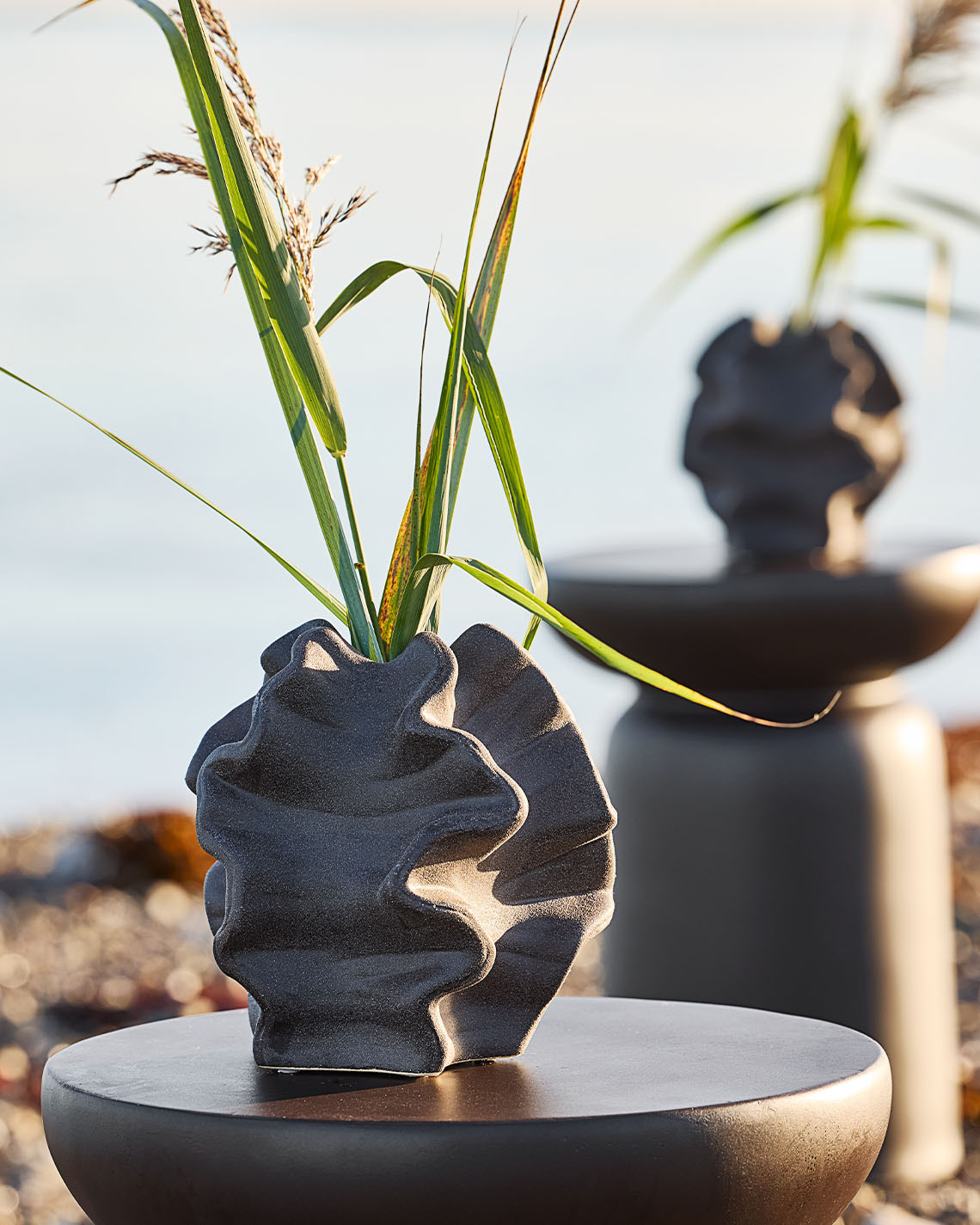 VILHELM vaza Vaza organskog oblika na postolju na plaži