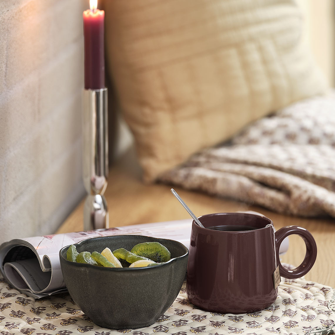 Zdjela i šolja na stolnoj prostirci