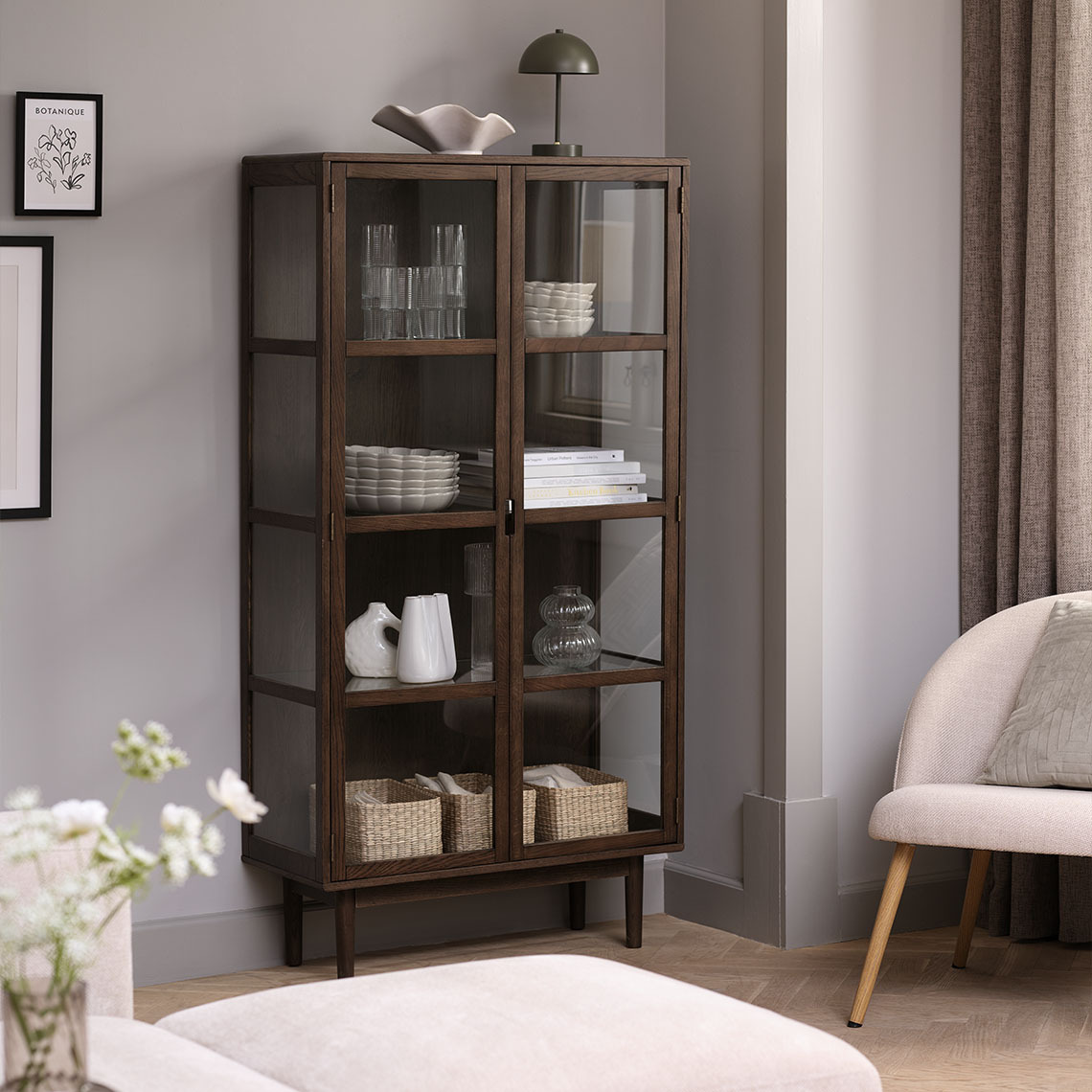  74 Visoka vitrina izrađena od FSC masivnog hrasta i hrastovog furnira u tamnoj boji