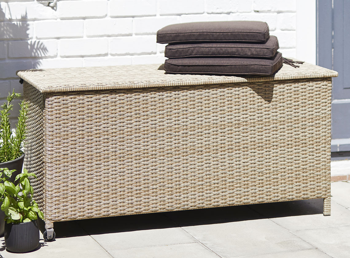 Kutija za odlaganje jastuka sa točkovima i ručkom na sunčanoj terasi