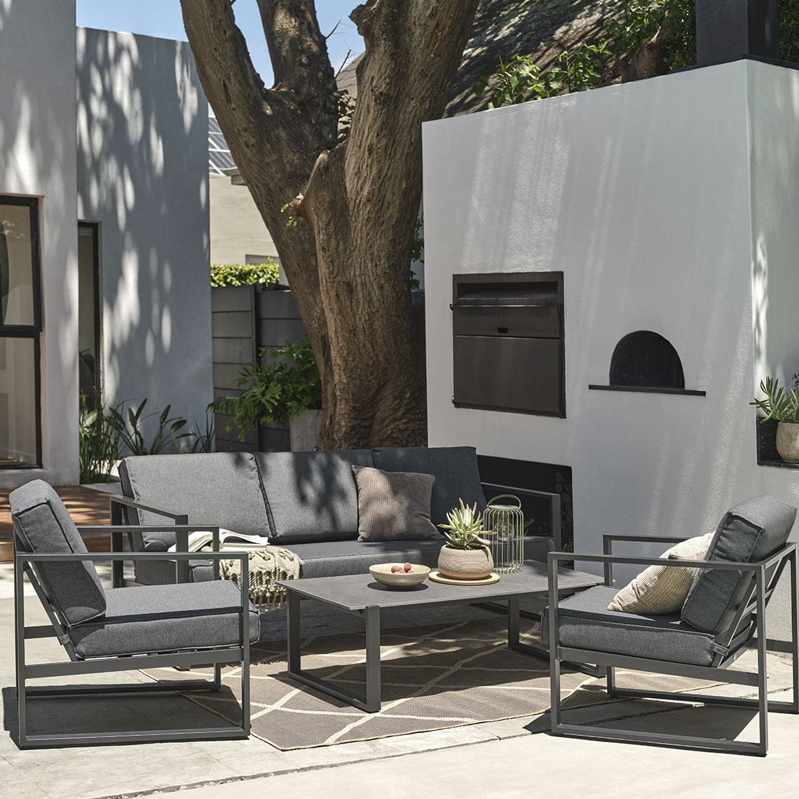 Brzosušeća lounge garnitura sa crnim jastucima