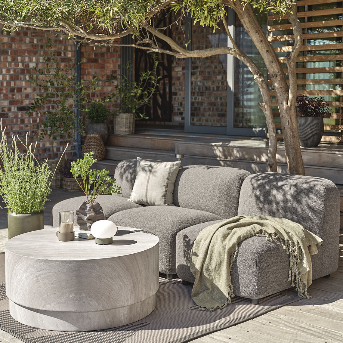 Lounge sofa zgrađena od lounge modula 