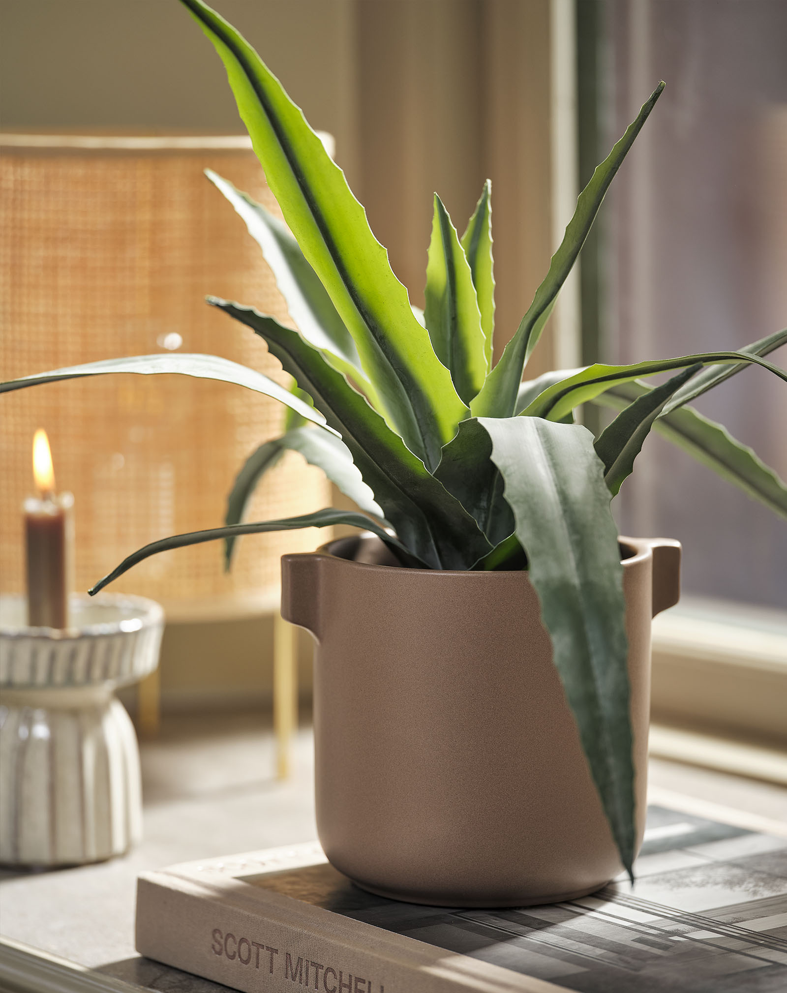Umjetna imitacija biljke tamnozelene aloe vere u saksiji