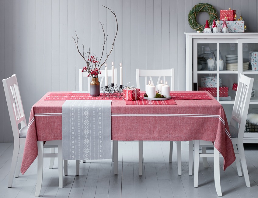 Crveno-bijeli praznični stolnjak i sivo-bijeli nadstolnjak na prazničnom stolu