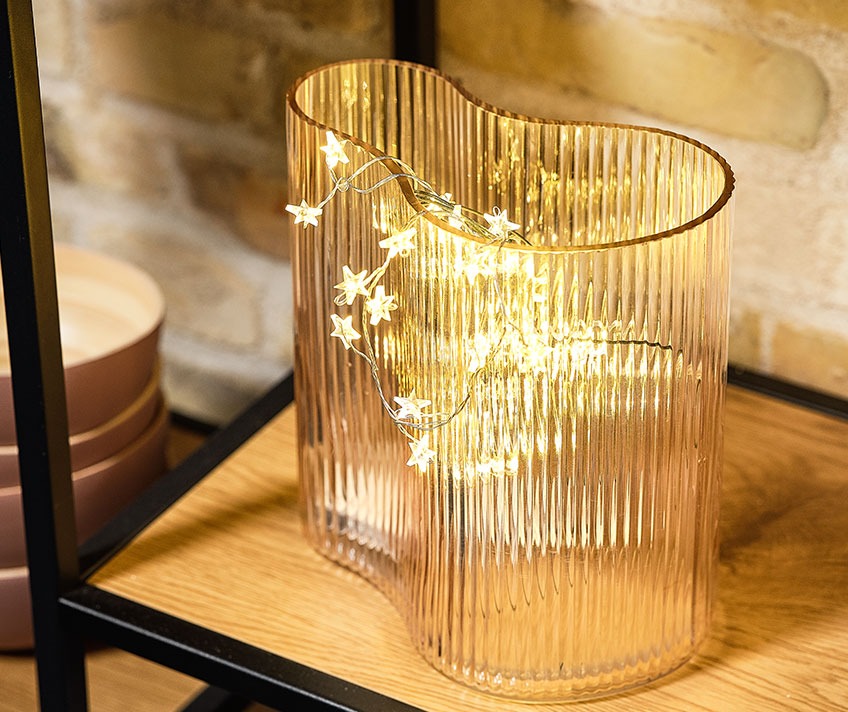LED lampice u obliku zvjezdica u lijepoj vazi neobičnog oblika