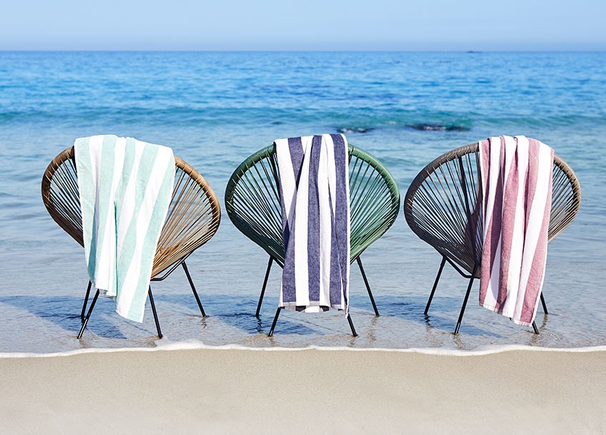 UBBERUP lounge stolice sa MARMA peškirima za plažu Lounge baštenske stolice na plaži sa velikim peškirima za plažu prebačenim preko naslona za leđa