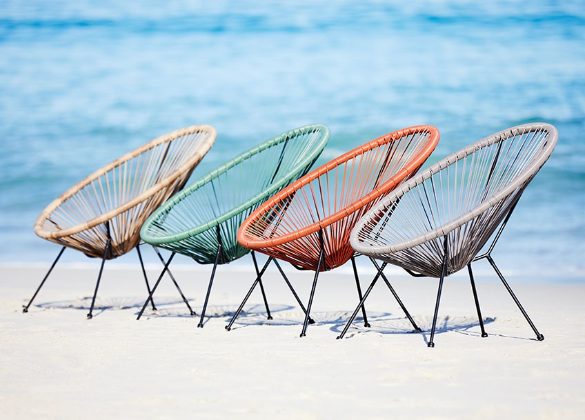 Četiri lounge baštenske stolice u raznim bojama na plaži