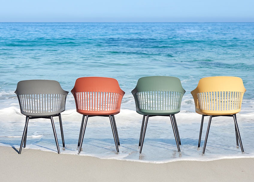 Četiri baštenske stolice u različitim bojama na plaži