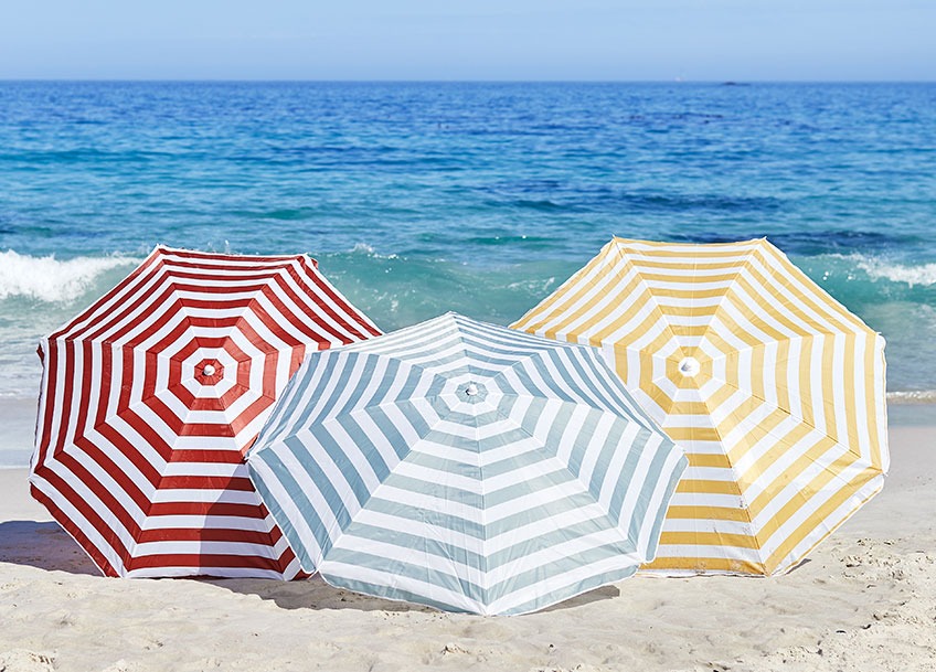 KATTEGAT suncobrani dostupni u crvenoj, "mint" i žutoj boji Tri velika suncobrana na plaži
