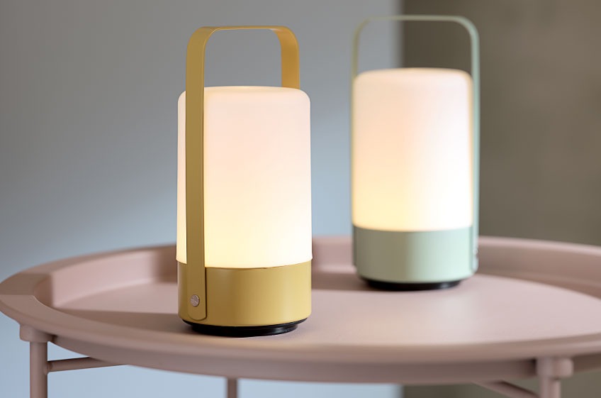 Dvije VILLY LED baterijske lampe i RANDERUP stolić Dvije LED baterijske lampe na stoliću