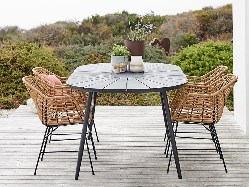 Baštenski set sa stolom od umjetnog drva i stolice od ratana na terasi 