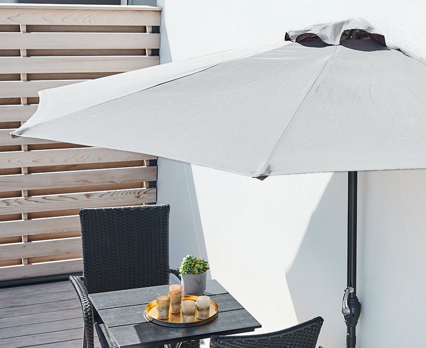 KOLDING balkonski suncobran i ORTEN bistro stol Balkon sa balkonskim suncobranom i bistro setom