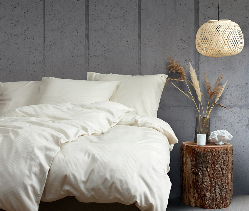 Elegantna spavaća soba umirujućeg nordijskog izgleda i krevet sa posteljinom boje pijeska