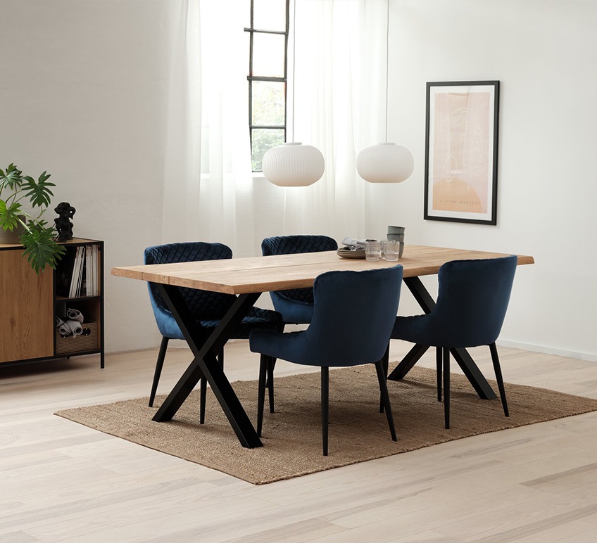 Masivni trpezarijski stol sa 4 trpezarijske stolice od plavog baršuna