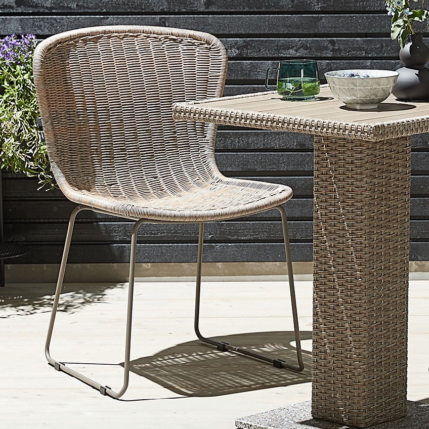 Baštenska stolica prirodnog izgleda, izrađena od petana i metala sa bistro stolom od petana na terasi