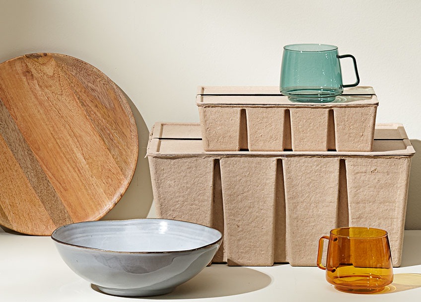 Drveni poslužavnik, zdjela od kamena, kutije za odlaganje od recikliranog papira i staklene šoljice