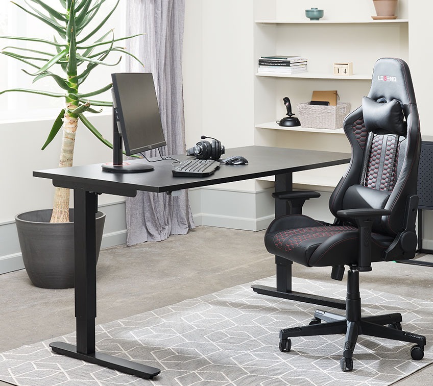 Podesivi stol i gaming stolica u kućnoj kancelariji