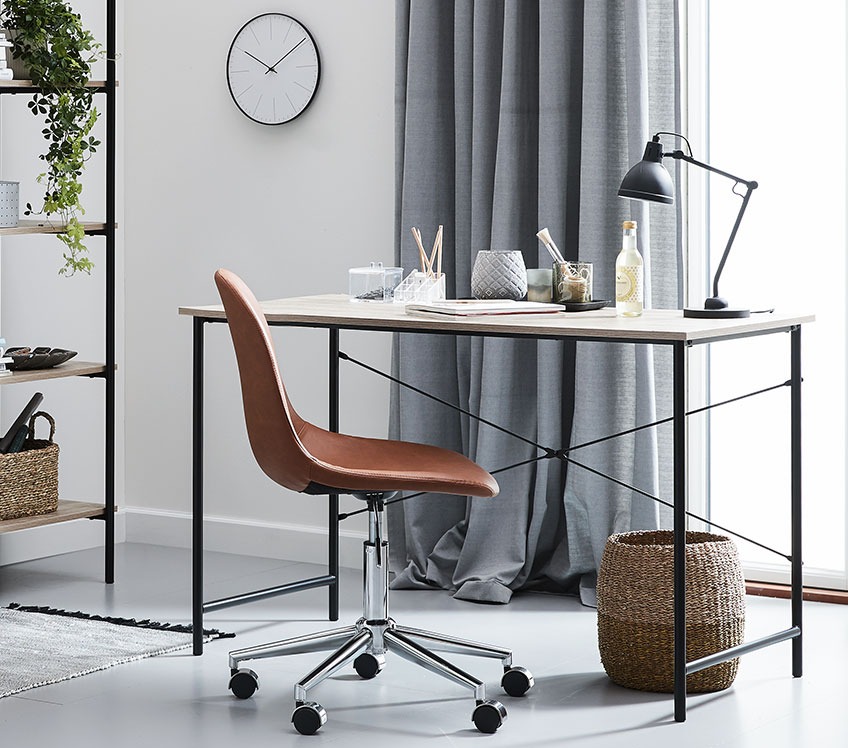 Moderna kancelarijska stolica konjak boje i elegantan radni stol