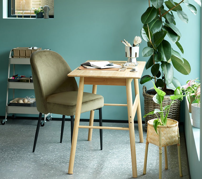 Maslinasto zelena trpezarijska stolica pored stola od bambusa