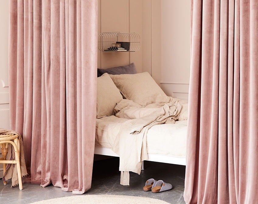 Roze zavjese u finkciji razdvajanja područja za spavanje u dnevnoj sobi
