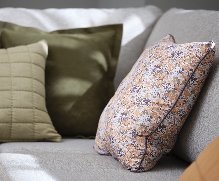 KAMILLE ukrasni jastuk sa cvjetnim uzorkom, ALM zeleni jastuk i VALUME prošiveni jastuk Siva sofa sa zelenim i cvjetnim jastucima