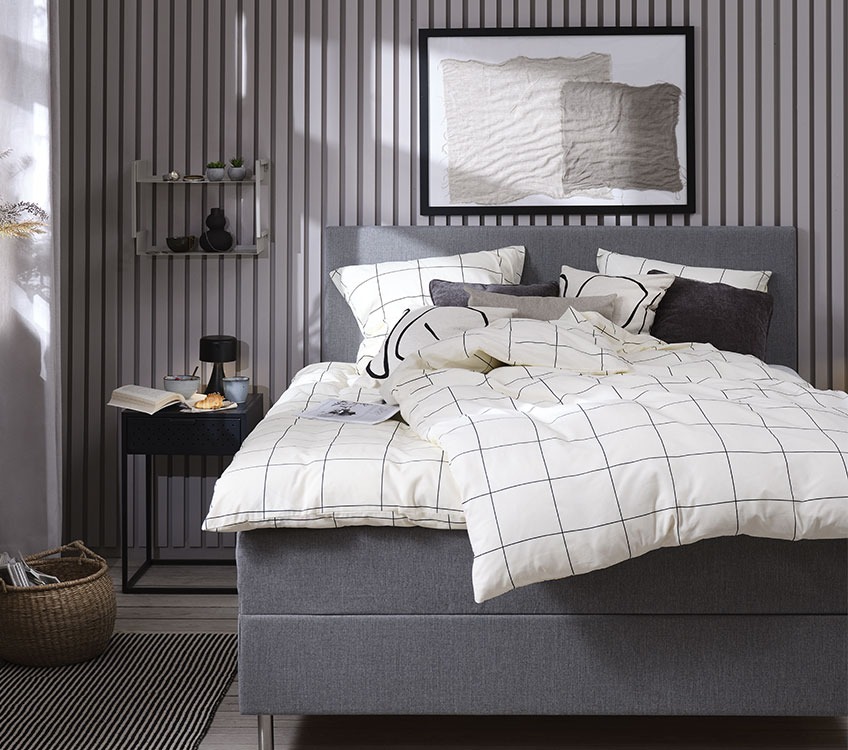 CHRISTA bed linen and VIRUM bedside table Bedroom with white and black bedlinen and black bedside table