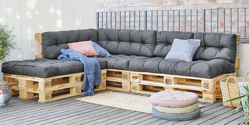 SKJERPE jastuci za naslon su dostupni u dvije veličine Velika ugaona sofa od paleta na terasi