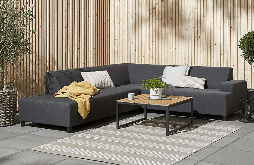 Lounge garnitura sa GAMST lounge stolom i UHRE lounge sofom Velika baštenska lounge sofa i stol