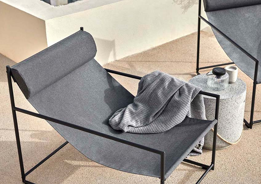 Lounge baštenska stolica na sunčanoj terasi 