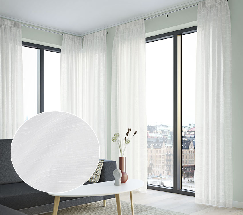 Polu-providne bijele zavjese na prozorima u dnevnoj sobi