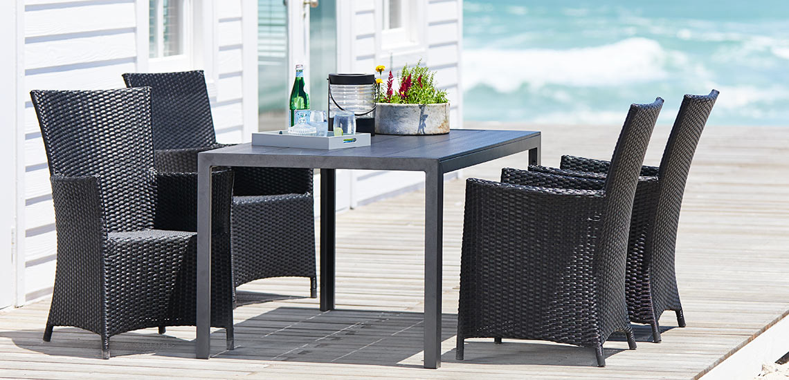 Crni baštenski stol i stolice od aluminija na osunčanoj terasi