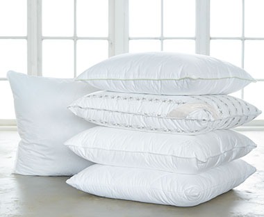 Različiti jastuci za spavanje naslagani jedni na druge