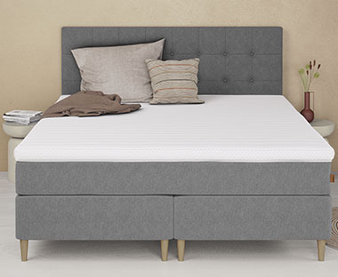 Veliki bračni boxspring krevet sive boje sa uzglavljem