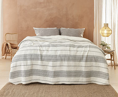 Bračni krevet sa prekrivačem za krevete na sive i bijele pruge