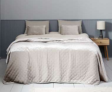 Bračni krevet sa svijetlo sivim prekrivačem za krevete