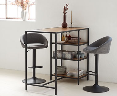 Barski stol od drveta i metala i dvije udobne barske stolice lijepog dizajna