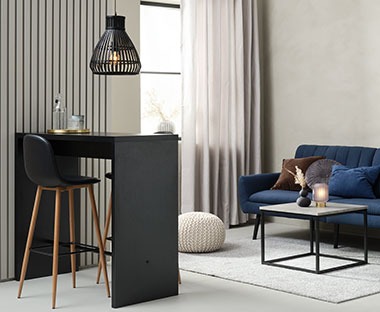 Moderni enterijer sa dnevnim boravkom i šankom s barskom stolicom u skandinavskom stilu