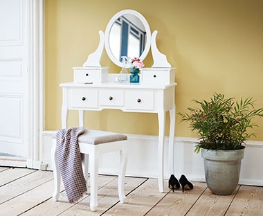 Stolić za šminkanje u bijeloj boji