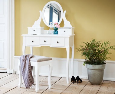 Toaletni stolić i mala stolica bijele boje
